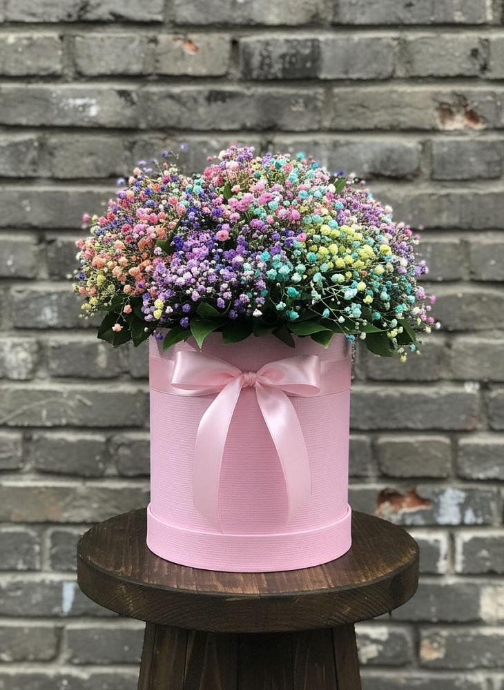 Цветочная композиция из Гипсофила и Розы в шляпной коробке в Новой Ольховке
