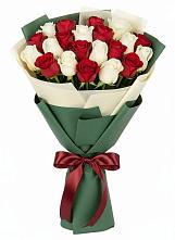 Букет Микс из красных и белых роз в Новой Ольховке