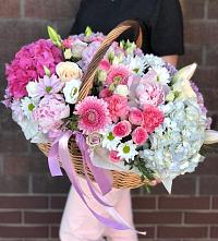 Композиция солнечный день в Новой Ольховке Цветочная композиция из Розы, Хризантемы, Пионы и Лизиантусы в корзине в Новой Ольховке