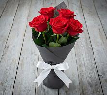 Букет 5 Красных роз Эдлесс Лав в Новой Ольховке