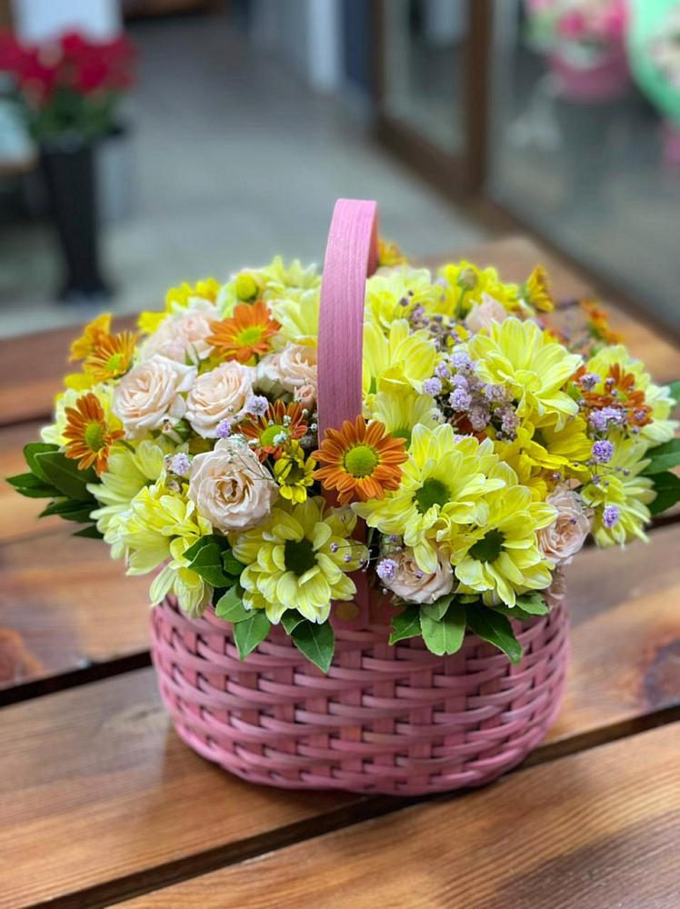 Цветочная композиция из Хризантемы и Розы в корзине в Новой Ольховке