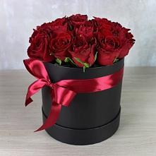 Цветочная композиция из Розы в шляпной коробке в Новой Ольховке