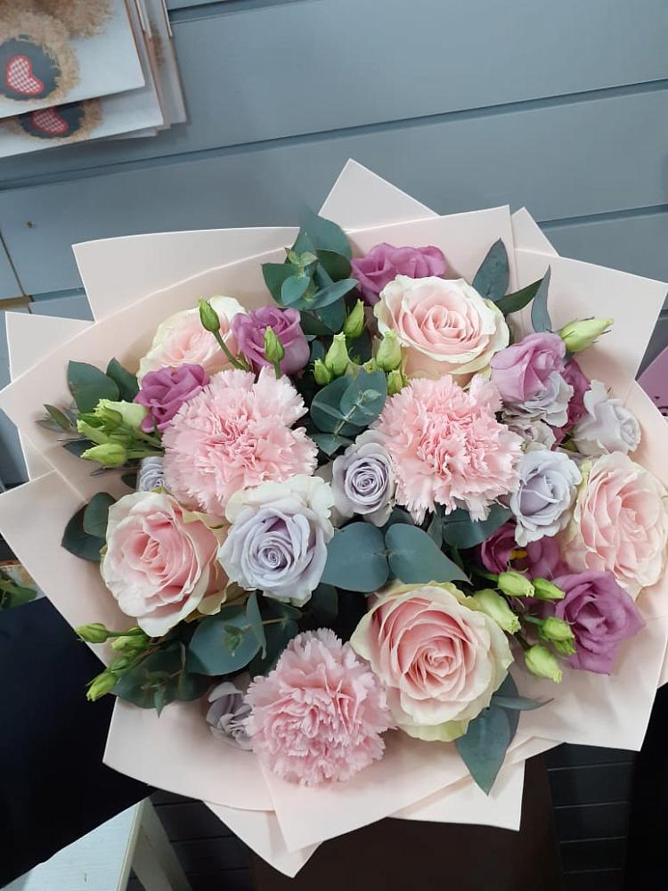 Букет цветов из: Розы, Гвоздики и Лизиантусы в Новой Ольховке