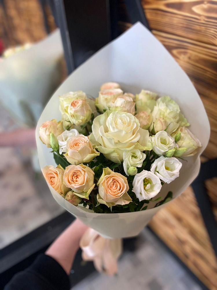 Букет цветов из: Розы и Лизиантусы в Новой Ольховке